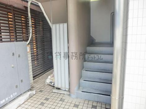 建物左手に外階段があります