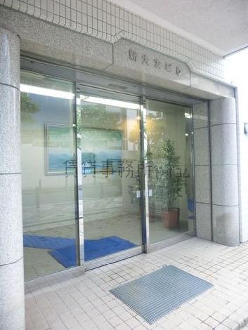 玄関ドアは自動2枚開きドアになります