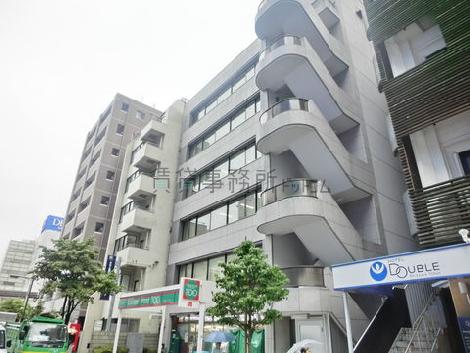 周辺は中低層ビルが立ち並びます