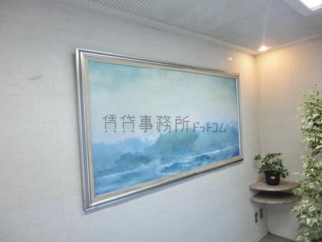 大きな海の絵が飾られております