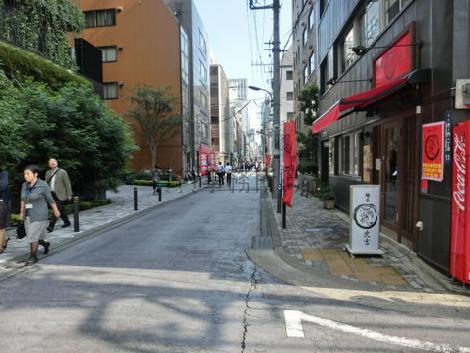 ランチの時間は賑やかになるエリアです