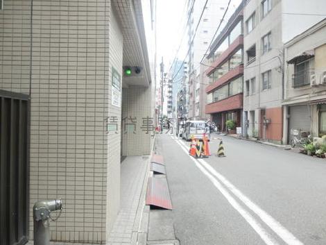 玄関前の通り