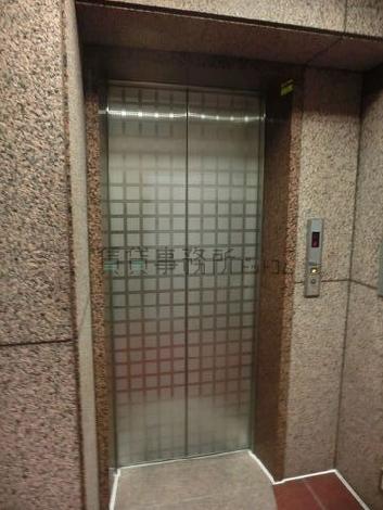9名乗りのエレベーターになります