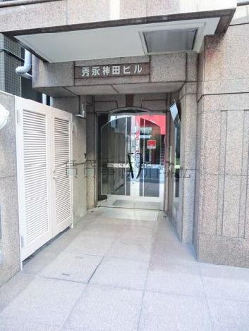 建物左側が玄関口になります
