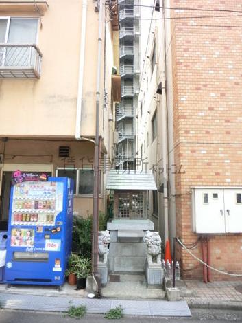 側面の隣の建物の間には若干の余裕があります
