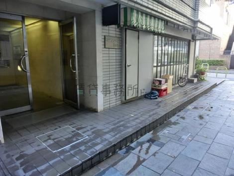 奥から見たエントランス周辺