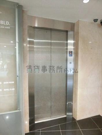 エレベーター乗り場前