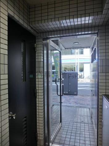 入口から外を見た様子