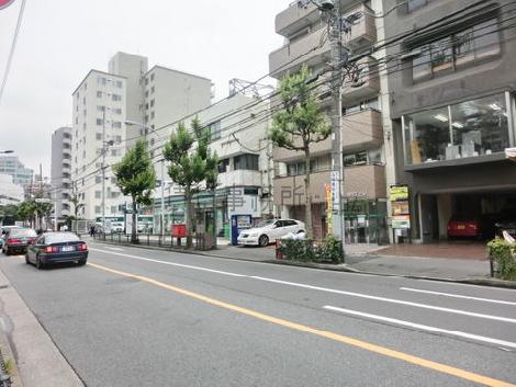 早稲田通りに面するビルです