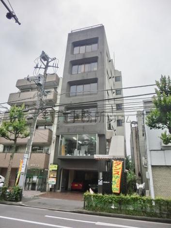 窓枠の造りが特徴的です