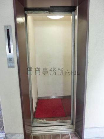 シンプルな構造のカゴ内