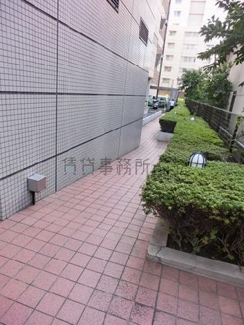 駐輪場が奥にあります