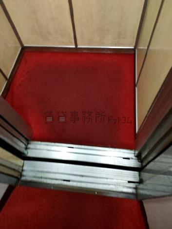 エレベーター内部