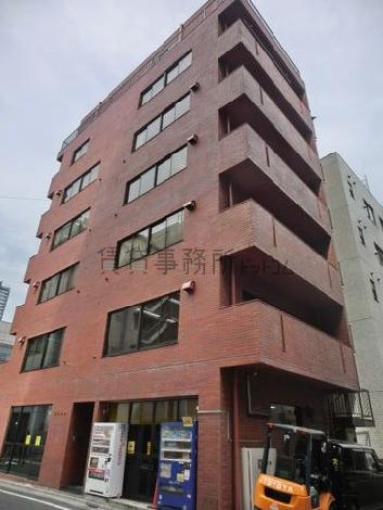 レンガ色の外観です