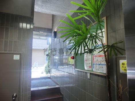 エレベーター前より