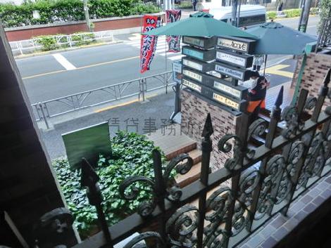 ２階の店舗スペースから見た外部です