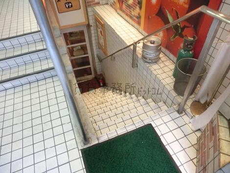 入口右手に地下への階段があります