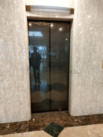 ブラックのかっこいいエレベーター