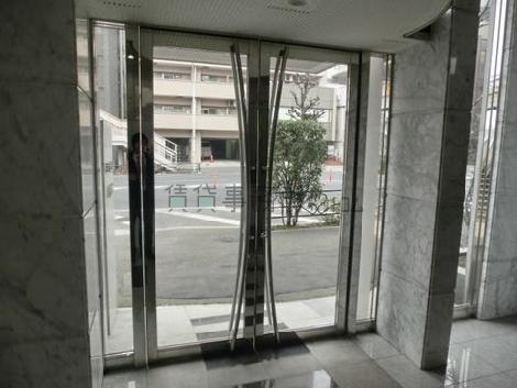 エントランス内からの正面玄関です