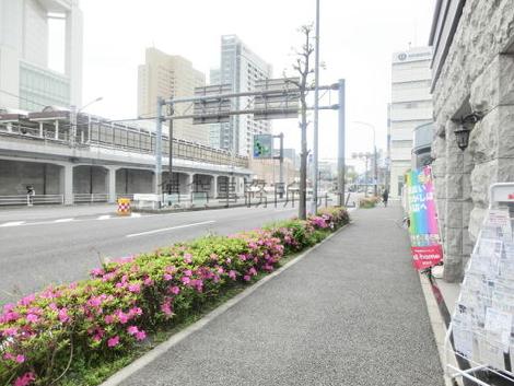 植栽の配置された歩道