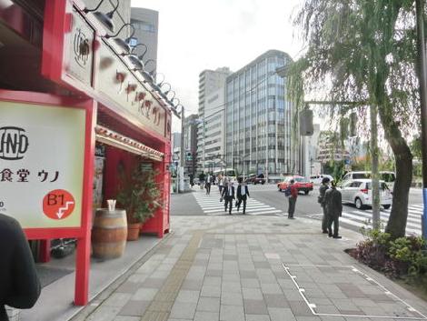 前面歩道は広めです