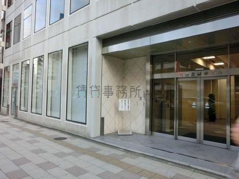 左側は1階店舗です