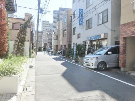 玄関前の通り