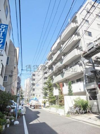 隣接する敷地にコインパーキングがございます