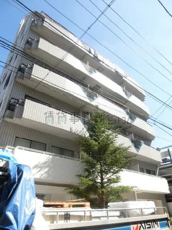 幅広い造りのバルコニー