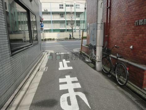 正面玄関前の道路です