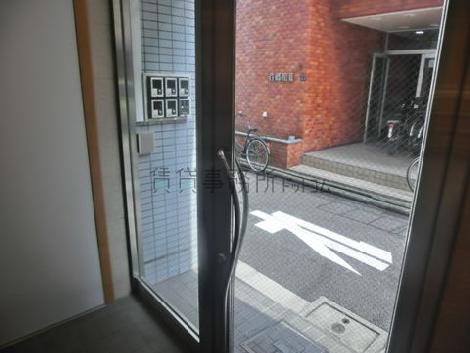 入口内からの正面玄関