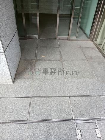 正面玄関前　段差