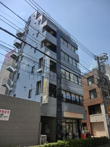 青系のタイルをあしらった外観