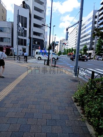 建物前の歩道