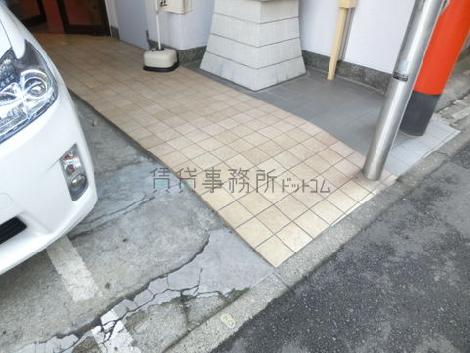 緩やかな傾斜加工の床面
