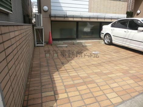 平置きの駐車場、なかなか敷地内にはないものです