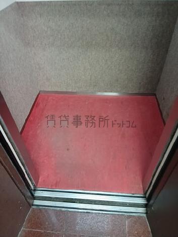 エレベーター内部