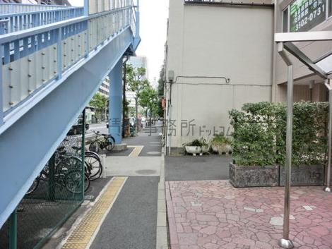 陸橋を降りたすぐの場所です
