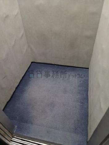 エレベーター内部