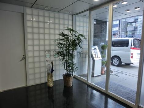エントランスホールは植栽が配されさわやかな印象を与えてくれます