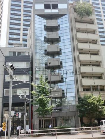 付近の風景が写り込んでいます
