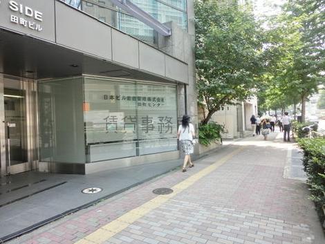 頻繁に人が行き交います