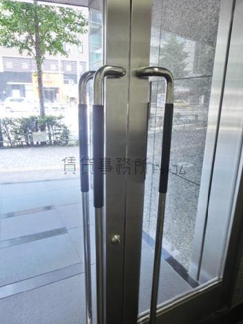 丈夫なドアが備え付けられています