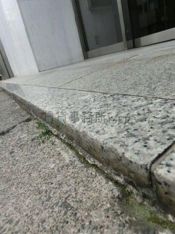 正面玄関前と歩道の間に僅かな段差あり