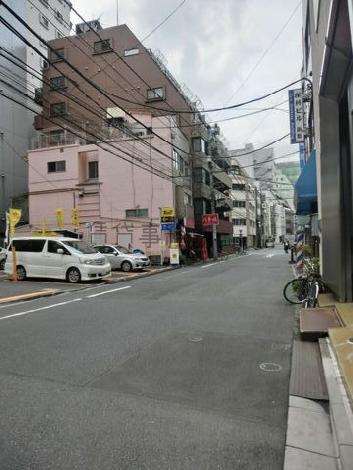 物件脇の小道