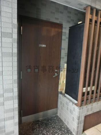 集合ゴミ置き場への扉