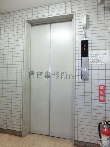 エレベーターの乗り場前