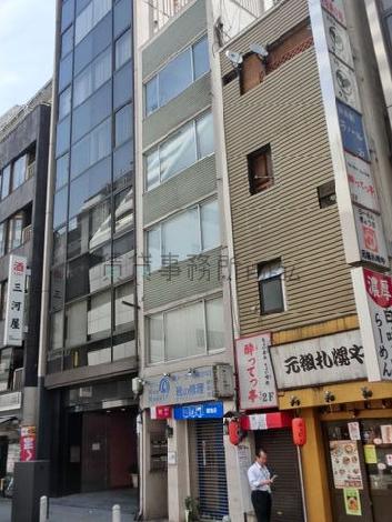 前面のガラス窓は大きく見渡しやすい作りです