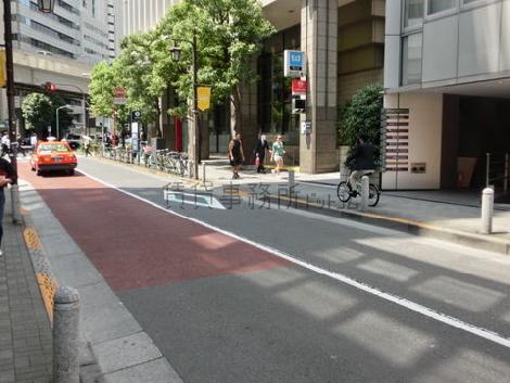 正面玄関から左をみるとすぐ六本木通りでございます