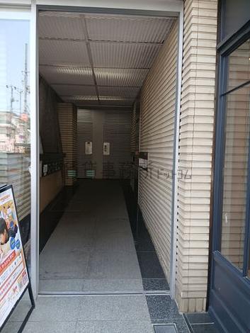 綺麗に整備された出入口